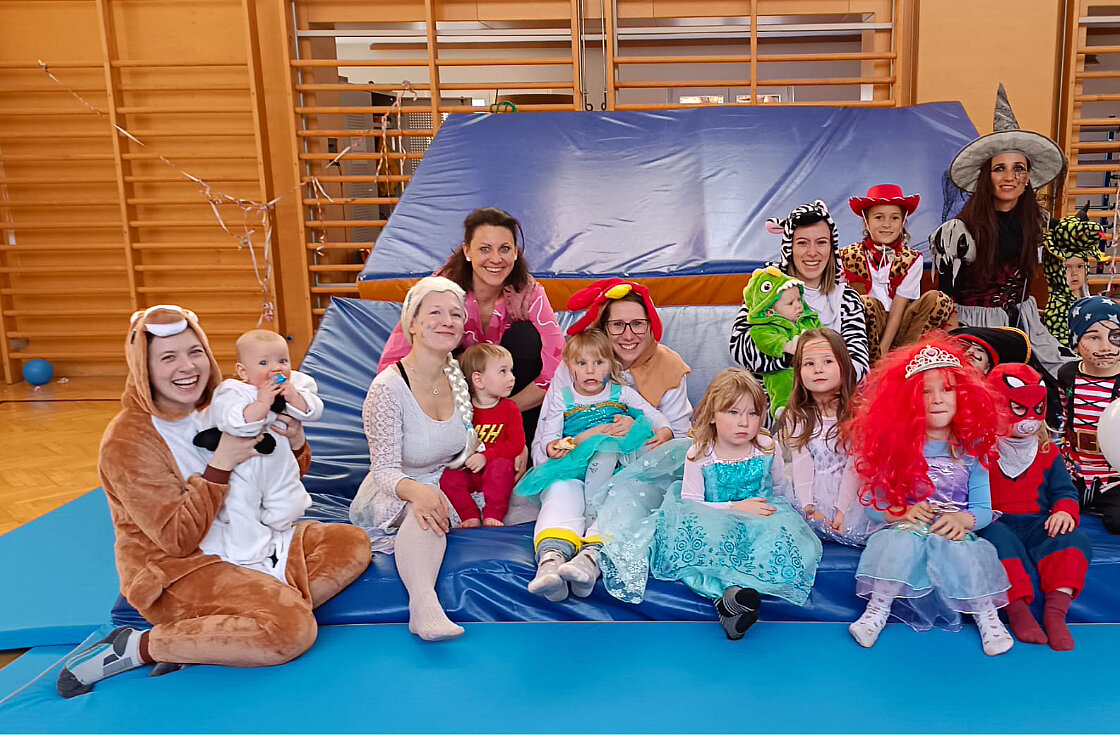 Kindergruppe mit Eltern im Fasching
